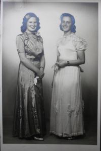 Na plese po válce - zleva Věra Čeňková a Eva (Kopecká)