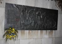 Deska připomínající deportační místo u hotelu Parkhotel (Holešovice)