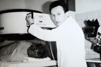 Jaroslav Dejmek při práci v nemocnici