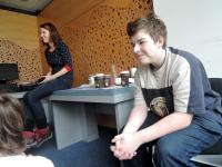 Žáci Waldorfské základní školy Semily v budově rozhlasu; projekt Příběhy našich sousedů (http://pribehynasichsousedu.cz/)