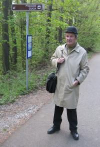 Jan Roman, duben 2007 – v Brně u Přehrady, poblíž chatové osady, v níž se v 50. letech skrýval na útěku z Valdic