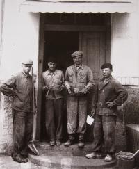 Otec František Kebrle (první zleva s lopatou) po propuštění z vězení, 1961
