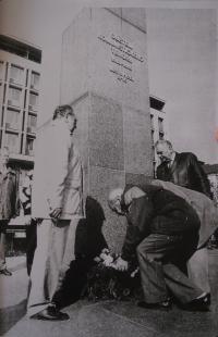 Památník obětem komunistického teroru v Plzni (vpravo stojí Václav Chaloupek)