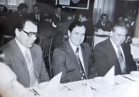 Vlevo Rudolf Glatter na výroční schůzi ROH