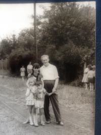 Orsós Éva nagyapjával és öccsével, 1960