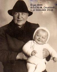 33 - Václav Vlček s babičkou