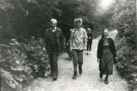 sestřička Bernardetta na výletě náhodně vyfocená s turisty