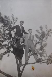 Vpravo František Motyčka s přáteli 