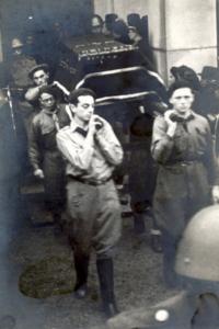 židovský pohřeb za války (AP vepředu vlevo)