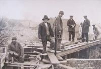 Stavba dálnice, dělníci Černá Hora 1938