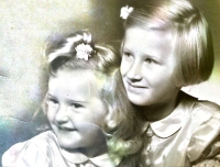 Se sestrou Evou,1945