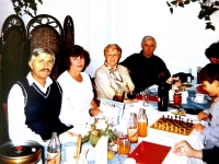 Rodinné setkání po roce 1989, uprostřed sestry Eva a Jana