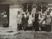 Období okupace - na dvoře stavení se sešli všichni obyvatelé, dva mladí lidé úplně napravo zde byli totálně nasazeni