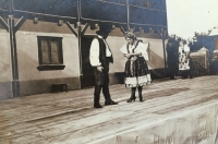 Ochotnické divadlo, které ve 30. letech hráli místní občané na dvoře domu č. 1 (rodný dům pana Cihelníka)