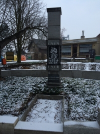 Pomníček padlým v 1. sv. válce, na němž je i jméno strýce Josefa Cihelníka