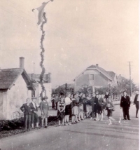 Občané Libichova čekající na příjezd Rudé armády