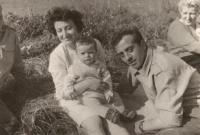 Rodina s manželem a synem Karlem na výletě, 1967
