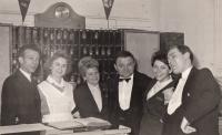 Jonáš Lázok (otec pamětnice, 1. zleva) a personál hotelu Morava, 60. léta