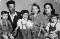 Jonáš a Barbora Lázokovi s rodinou, zleva bratr Ondřej, Jenda, Margita, bratr Štefan, cca 1954