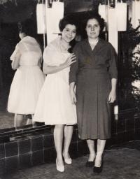 Margita Lázoková s maminkou, lesnický ples, 1962