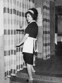 Margita Lázoková jako servírka v hotelu Morava, Brno, 1963