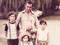 Manžel M. Lázokové, její bratr Zdenek (1.vlevo) a tři děti manželů Lázokových, Brno, 70. léta