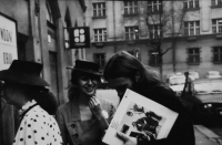 Svatba pamětnice (uprostřed), vlevo svědkyně, vpravo muž, cestou z NV, Dejvice, 1985