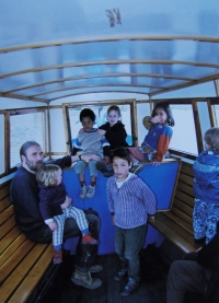 Manžel pamětnice na výletě na Máchově jezeře, jejich děti Matěj (uprostřed), Johana (vpravo nahoře), Jakub (na klíně), 2003 nebo 2004