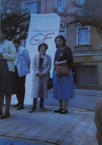 Pamětnice (vpravo) s Vlastou Parkanovou, náměstí v Soběslavi, 1990