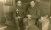 Ruští vojáci - osvoboditelé, plukovník, podplukovník, u Františka doma, Nový Bydžov, 1945