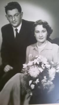 Svatební foto Zory Kopáčové a Luďka Urbana 1950 