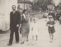 Rodina Kopáčových 1934 cestou do ZOO