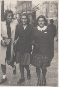 Tři spolužačky, Zorka vlevo