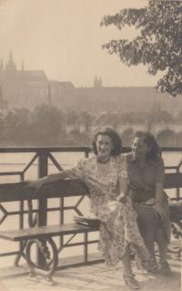 Zora Kopáčová 1948 s kamarádkou