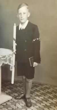 Bratr Erich Bernert při prvním přijímání