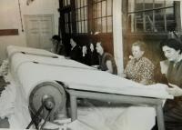 Druhá zprava matka Emma Bernertová v moravolenu Jeseník (bělidlo)