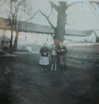 Helga  Bernertová s rodiči na státním statku v obci Plučisko, kam rodinu poslali na zemědělské práce