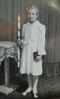 Herta Bernertová (Mondeková) at first communion