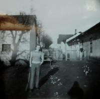 Herta Bernertová na státním statku v obci Plučisko, kam rodinu poslali na zemědělské práce