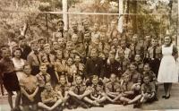 Klečící vlevo bratr Rudolf Bernert ve škole ve Frývaldově (Jeseníku) za války