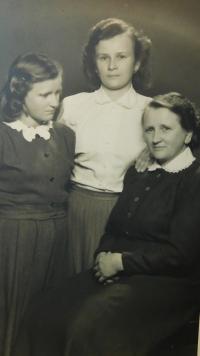 Matka Emma Bernertová s dcerami Hertou a Helgou