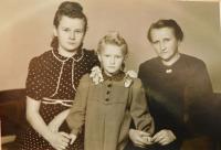 Matka Emma Bernertová s dcerami Hertou a Helgou