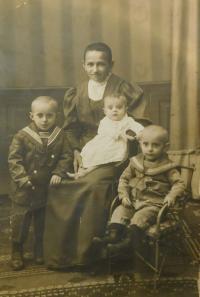 Prababička Kargerová s dětmi