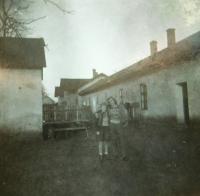 Sestry Herta a Helga Bernertovy na státním statku v obci Plučisko, kam rodinu poslali na zemědělské práce