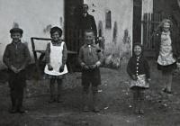 Irena Ondruchová v bílé zástěře na dvoře domu ve Výškovicích / 1936