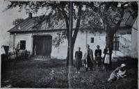 Matka Ireny Ondruchové Marie Šimečková druhá zprava) za domem ve Výškovicích. Babička Adámková leží v trávě / 1944