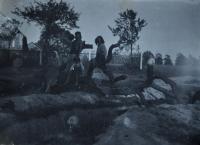 Irena Ondruchová (vlevo) u vojenského zákopu poblíž domu ve Výškovicích / květen 1945