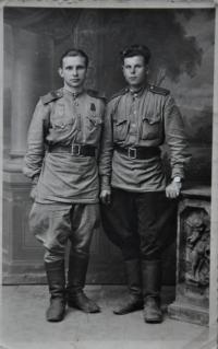 Ruští vojáci na fotografii, kterou rodině Ireny Ondruchové nechali v květnu 1945 na památku