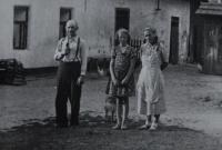 Otec Ireny Ondruchové Pavel Šimeček před domem své tchyně babičky Adámkové ve Výškovicích / asi 1940