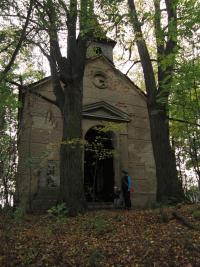 Zaniklá osada Hamberk / zdevastovaná kaple / snímek z roku 2013